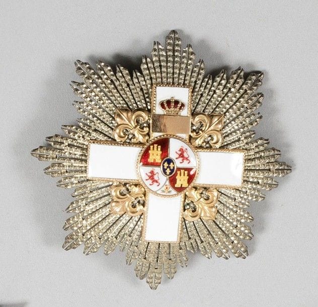 Espagne

ORDRE DU MÉRITE MILITAIRE, fondé en 1864.
Plaque de Grand Croix, division blanche.
Argent travaillé à pointe de diamant, or et émail.
Poids brut: 64 g - Diamètre: 8,5 cm
Marque du fabricant José Fernz Mayor à Madrid. Dans son écrin gainé de soie, au chiffre du Roi Alphonse XIII.
SUP