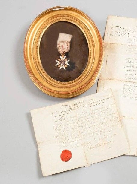 France

ORDRE MILITAIRE ET ROYAL DE SAINT LOUIS, fondé en 1693.
Étoile de chevalier d'époque Restauration.
Or et émail. Poinçon tête de coq (1809-1819). Ruban à rosette (décoloré).
Poids brut: 509 g
Présentée sous verre sur fond de velours. Cadre doré (non décadré, petis éclats).
Attribuée au capitaine Edme Toussaint Planson (1791) au dos.
Sont joints deux documents relatifs à cette nomination, se rangeant au dos du cadre:
- Manuscrit signé de Charles de Courcy à en tête du 22e régiment «cy devant viennois», annonçant qu'il a décoré le 25 juillet 1791 le lieutenant Planson.
Hauteur: 4 cm
- Avis de nomination en date du 25 mai 1791. Signé «Louis» et «du Portail».
On apprend sur l'adresse que Planson était porte drapeau.
T.T.B.