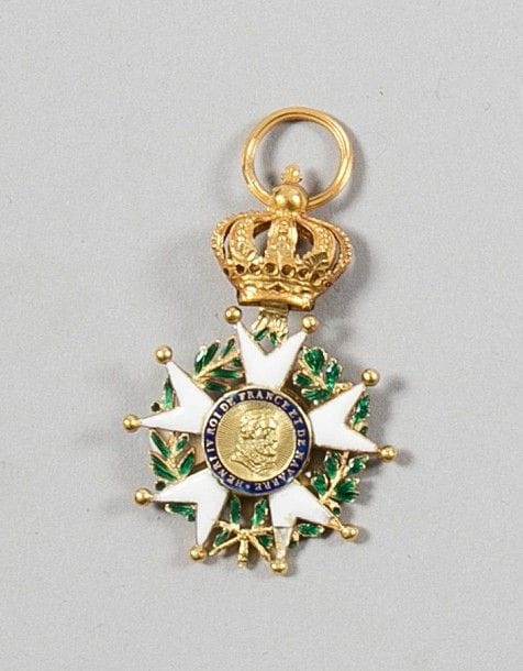 France

ORDRE DE LA LÉGION D'HONNEUR, institué en 1802.
Étoile d'officier du 4e type, légèrement réduite, modifiée sous la Restauration.
Or et émail (éclats aux pointes). Anneau cannelé.
Poids brut: 8 g - Hauteur: 4,5 cm
T.B.