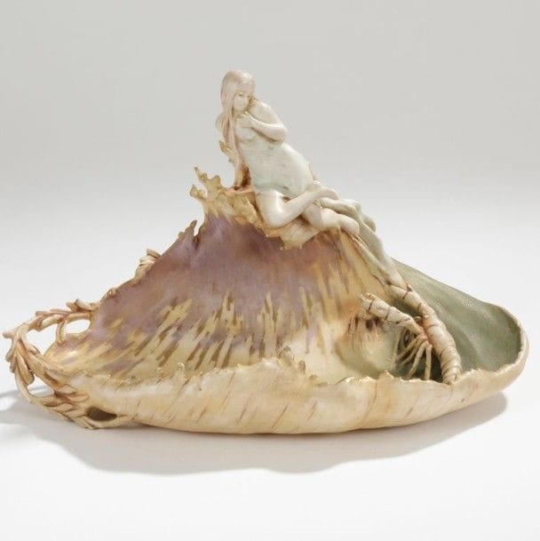 TURN-TEPLITZ BOHEMIA

La vague
Vide-poche en porcelaine polychromée et rehaussée à l’or. Infimes éclats à l’écume. Porte le cachet de la manufacture et les numéros 755 et 9 en creux sous la base. 17 x 28 x 16 cm