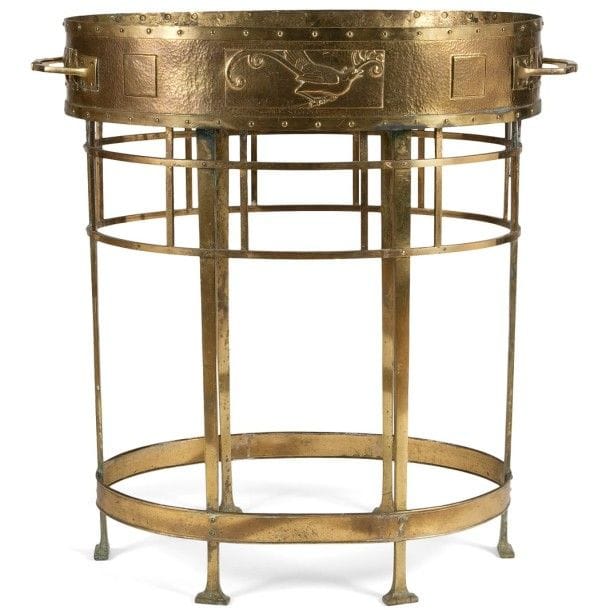 Travail Sécessionniste

Importante jardinière en laiton. Décor repoussé en pourtour de la ceinture. Pieds et cerclages en tube de section rectangulaire. Poignées en bronze. Circa 1900. 92 x 87 x 55 cm