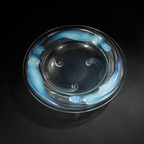 VERLYS

Les Naïades
Large coupe circulaire. Épreuve en verre opalescent moulé-pressé. Trois égrenures sur le pourtour et petit défaut dans le décor perlé.
Signé en relief A. VERLYS France au fond au centre.
D.: 38,5 cm