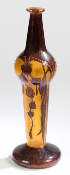 LE VERRE FRANÇAIS

Haut vase à renflement et reposant sur une large base débordante. Épreuve en verre au décor dégagé à l’acide de lierre en chute du col, traité écaille brune sur fond jaune.
Signé au berlingot sur la base.
H.: 35 cm