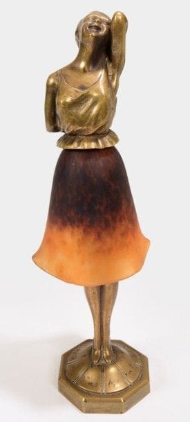 SCHNEIDER & TRAVAIL ART DÉCO

Jeune fille à la rose
Lampe de table anthropomorphe en bronze doré reposant sur une base octogonale, une tulipe en verre marmoréen violet nuancé roux formant jupe et abritant la source lumineuse. La tulipe signée SCHNEIDER en dépoli.
H.: 38,5 cm