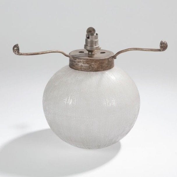 DAUM NANCY FRANCE

Pied de lampe de forme boule. Épreuve en verre blanc givré et granité. Support pour abat-jour en métal martelé.
Signé DAUM Nancy France à la Croix de Lorraine vers la base.
H.: 24 cm