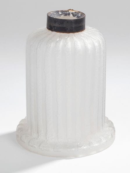 DAUM NANCY FRANCE

Pied de lampe en forme de cloche. Épreuve en verre blanc à décor givré de cannelures gravées en réserve à l’acide. Bague de fixation en métal.
Signé DAUM Nancy France à la Croix de Lorraine.
H.: 17,5 cm