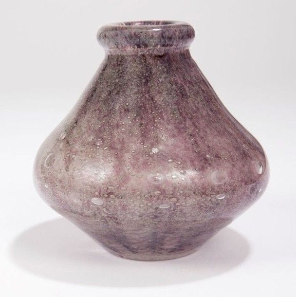 Attribué à VERLYS

Vase toupie à col ourlé, épreuve en verre bullé à décor d’inclusions bistre et de trainées violettes. Porte un numéro 347 gravé sous la base.
H.: 12 cm