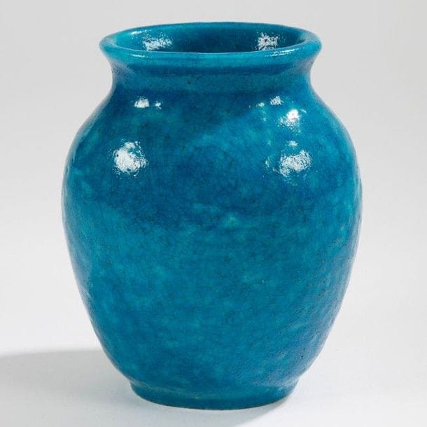 Raoul LACHENAL (1885-1956)

Vase ovoïde à panse légèrement méplate et à col oblong évasé. Épreuve en faïence émaillée bleu vif et finement craquelée.
Signé LACHENAL sous la base.
H.: 18 cm