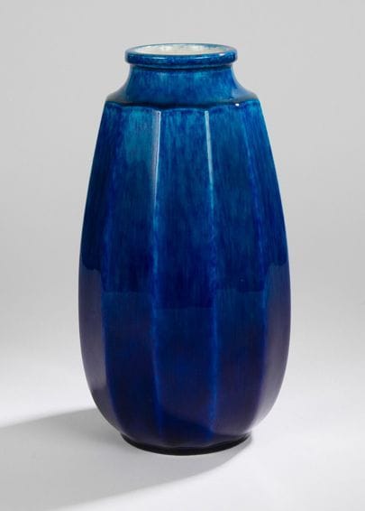 Manufacture Paul MILLET (1870-1950) à Sèvres

Vase obus à pans coupés et col rétréci légèrement ourlé. Épreuve en faïence émaillée bleu jaspé, intérieur émaillé blanc. Cachet circulaire P.M Sèvres sous la base.
H.: 29 cm