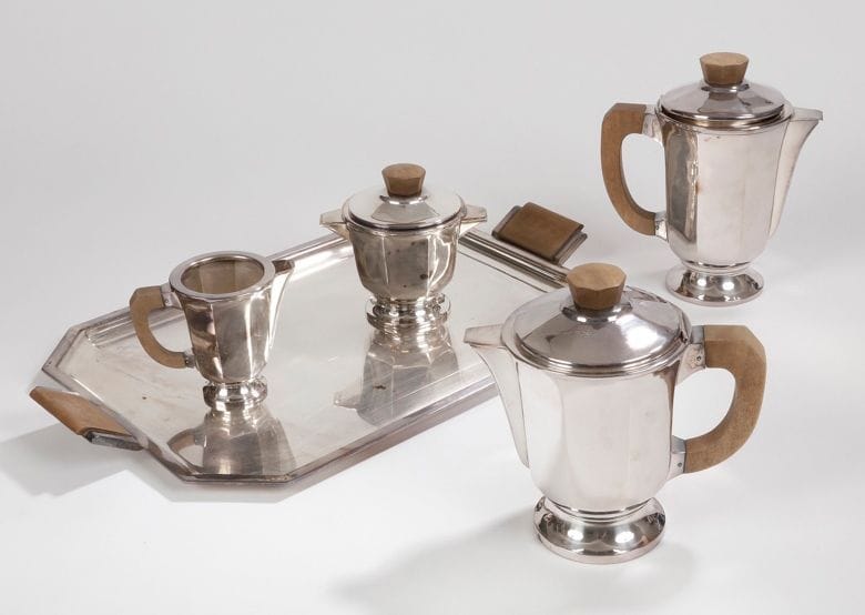 TRAVAIL ART DECO

Service à thé et café en métal argenté composé d’une théière, d’une cafetière, d’un pot à lait, d’un sucrier et d’un grand plateau. Prises en noyer. Chaque pièce porte le poinçon du maître orfèvre C.D. sous la base. Plateau 50 x 31 cm