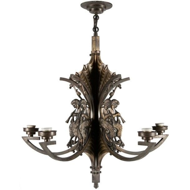 TRAVAIL ART DECO

Monture de lustre, à quatre lumières, en bronze et laiton patinés médaille. Le fût reçoit quatre ailettes, évoquant des ailes de chauve-souris, au décor d’un faune jouant de l’aulos.
H.: 75 cm