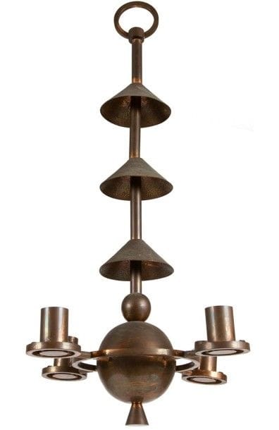 TRAVAIL MODERNISTE

Suspension à quatre lumières en cuivre. Les parties coniques traitées en martelage.
H.: 82 cm