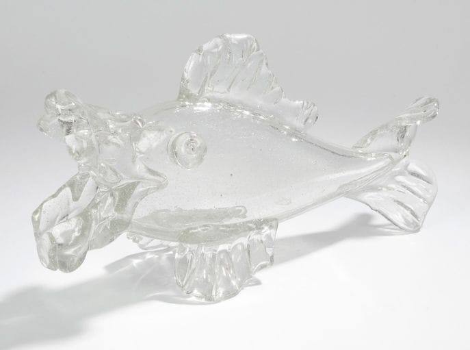 SCHNEIDER FRANCE

Poisson
Sculpture. Épreuve en verre blanc bullé, les nageoires, la queue, la bouche et les yeux modelés et appliqués à chaud.
Signée SCHNEIDER sur le corps. 22,5 x 45 x 13 cm