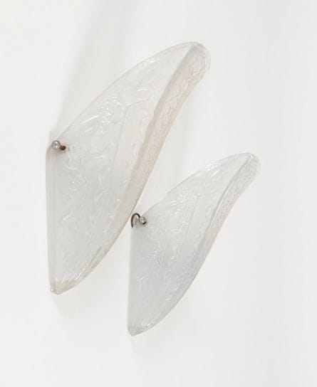 DONNA

Paire de verreries d’applique en verre pressé-moulé à décor rayonnant de fleurs et d’étoiles. Circa 1930. Un éclat à l’une, quelques cheveux. Manque les montures.
Signé DONNA PARIS en relief dans la masse.
H.: 31,5 cm