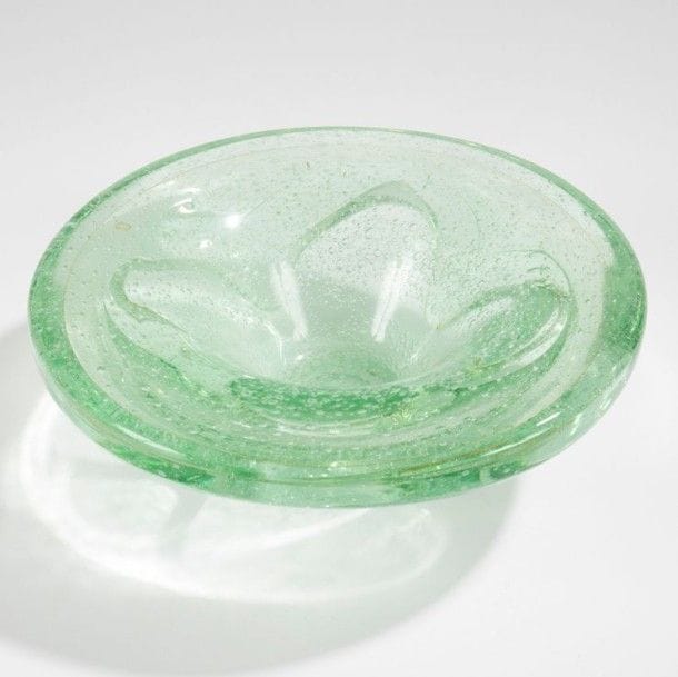 DAUM NANCY FRANCE

Large coupe. Épreuve en verre bullé vert, à effet de larges coulures débordantes.
Signée DAUM Nancy France à la Croix de Lorraine, gravé en pourtour de la base. H. 8 cm, D.25 cm