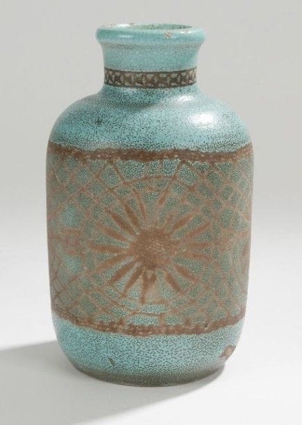 Jean BESNARD (1889-1958)

Vase cylindrique à col étroit. Épreuve en céramique émaillée bleu-vert à décor d’une frise centrale et d’une autre au col, réalisées au filet. Sauts d’émail.
Signé Jean BESNARD sous la base.
H.: 21,5 cm