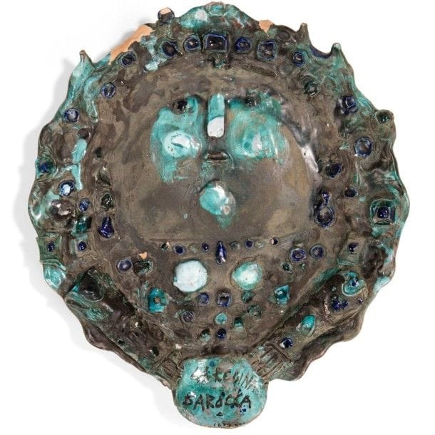 Manufacture POZZO GARITTA - ALBISOLA

La Regina Barocca
Grand plat décoratif en terre cuite au décor, très en relief, réalisé aux engobes et à l’émail, gris, vert et bleu. Manques. Titré et daté probablement 1973 dans un cartouche, porte la marque de la manufacture et situé ALBISOLA au revers.
D.: 40 cm