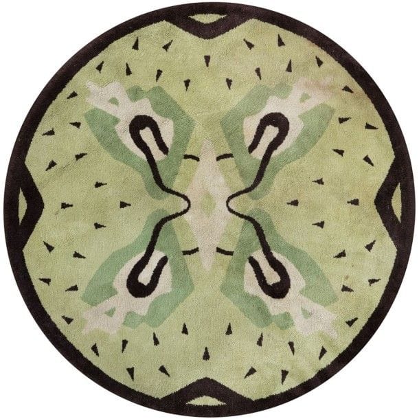 ANNÉES 1950 - Paul CLÉMENT décorateur

Grand tapis circulaire en haute laine au point noué. Décor abstrait.
D.: 260 cm (Biblio. Ensembles Mobiliers, Volume 15 - Éditions Charles Moreau, 1955. Modèle identique reproduit planche 28 dans un intérieur composé par Paul Clément et édité par Vérot et Clément)