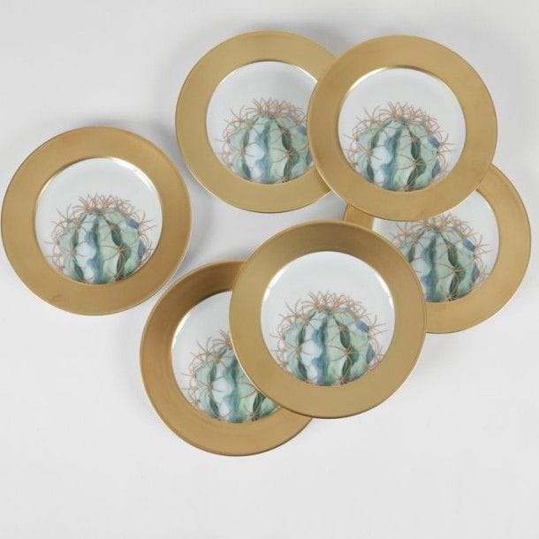 Hilton Mc CONNICO (né en 1943) - DAUM & LIMOGES France

Sioux
Suite de six assiettes à dessert en porcelaine au décor sérigraphié, émaillé et doré à l’or fin. Chacune vendue dans son coffret d’origine. Chacune signée au revers Hilton Mc Connico pour DAUM et LIMOGES France.
D.: 22 cm