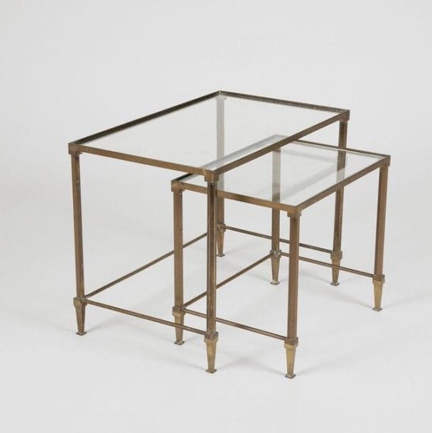 TRAVAIL NÉOCLASSIQUE DES ANNÉES 1950/60

Deux tables gigognes rectangulaires, d’une suite de trois originellement, en laiton. Les montants à facettes reposent sur des pieds gaines terminés par un patin carré. Dessus en verre (un changé). Grande: 40 x 54,5 x 33,5 cm - Petite: 34 x 39 x 27,5 cm