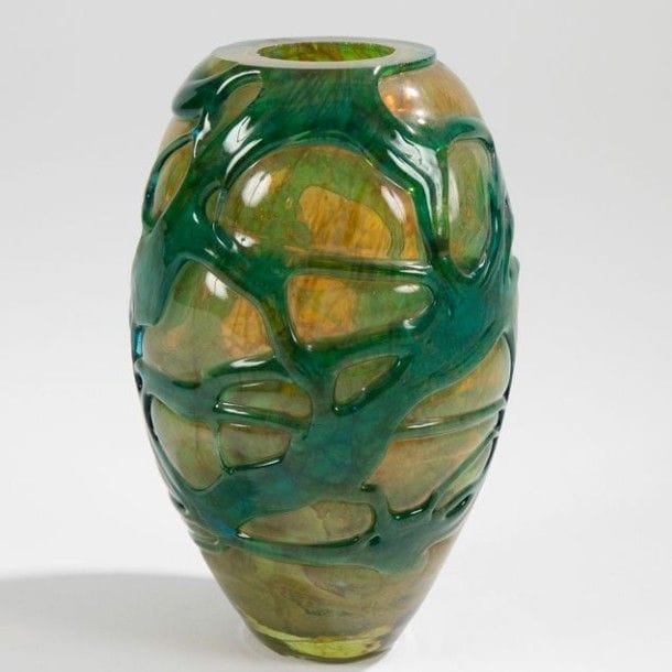 MOLINA (attribué à)

Vase obus à col ras. Épreuve en verre à décor abstrait de coulures très en relief bleu turquoise, sur fond marmoréen jaune nuancé de brun et parcouru de trainées irisées.
H.: 16 cm