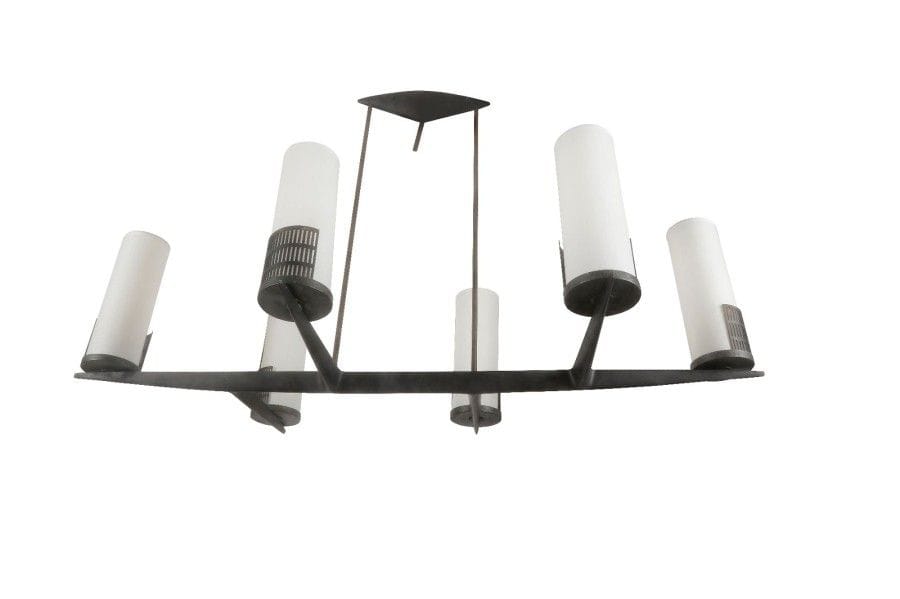 ARLUS (attribué à)

Suspension à six lumières en métal laqué noir. La plateforme à six branches reçoit les platines circulaires et les bobèches demi-cylindriques en métal ajouré. Le cache-bélière semi-elliptique laqué noir et les suspentes en laiton patiné. Années 1950/60. Abat-jour non d’origine en papier.
H.: 59 cm -
L.: 100 cm