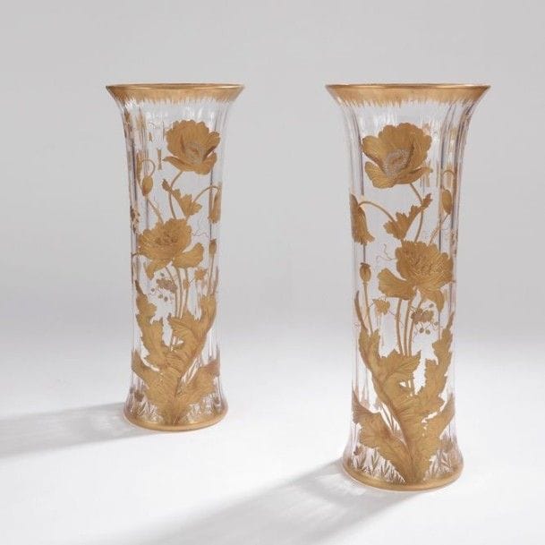 CRISTALLERIE DE SAINT-DENIS (attribué à)

Pavots et vigne
Paire de hauts vases rouleaux côtelés à bases et cols légèrement évasés. Épreuves en verre blanc au décor or et argent au four. Bases et cols frottés à l’or.
H.: 45 cm