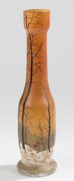 LEGRAS

Femme dans la neige
Vase bouteille sur talon à col évasé. Épreuve en verre au décor polychrome peint d’une femme marchant parmi les arbres dénudés et d’émail blanc en partie basse figurant la neige, sur fond jaune nuancé d’orange. Une infime égrenure au col.
Signé LEGRAS dans le décor.
H.: 36 cm