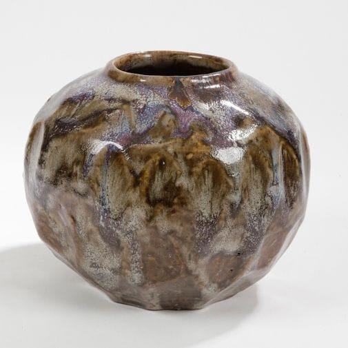 LION à Saint-Amand

Vase boule légèrement facetté. Épreuve en grès émaillé brun, gris et violet.
Signé LION, incisé sous la base.
H.: 14 cm