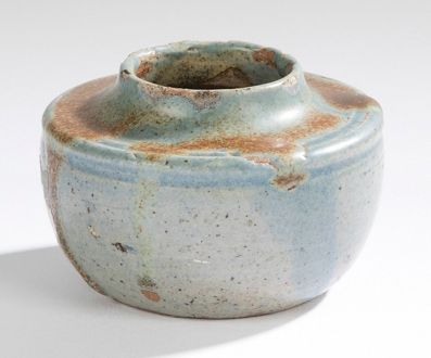 GEORGES HOENTSCHEL (1855-1915)

Petit vase méplat à col cintré formant pot à poussières de thé. Épreuve en grès émaillé bleu pâle nuancé de brun. Usures d’émail au col.
Signé du monogramme sous la base.
H.: 5 cm -
D.: 7,5 cm