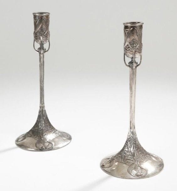 GALLIA - CHRISTOFLE Orfèvre

Paire de bougeoirs en métal argenté à décor de branches et pommes de pin. Porte un numéro 4367 et le poinçon de maître orfèvre.
H.: 24 cm (Biblio. The Paris Salon 1895-1914, vol. V Objets d’art & Metalware - Alastair Duncan, Antique collector’s club, Woodbridge, 1999. Modèle identique, exposé au Salon de 1902, reproduit page 191).