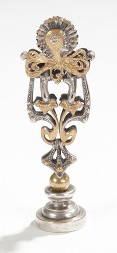 TRAVAIL ART NOUVEAU

Précieux cachet en métal à patine argent et dorée, à décor d’un profil de femme à la chevelure abondante se mêlant à des rinceaux végétaux.
H.: 8,3 cm