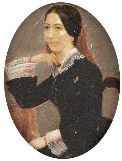 Ecole Francaise vers 1840
Femme pensive assise vers la gauche, portrait aux trois-quarts en robe noire à col et manches de dentelle, tenant le médaillon qu'elle a au cou.
Grande miniature sur carton, vers 1840, ovale 13,2 x 10,3 cm (petits manques)
Cadre en bois noirci et large visière en laiton doré, XIXe siècle, ovale 19 x 16,5 cm (petits accidents)