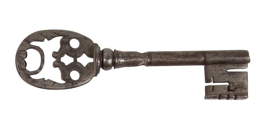 Clé à anneau ajouré.
Début du XVIIe siècle.
L: 17,5 cm