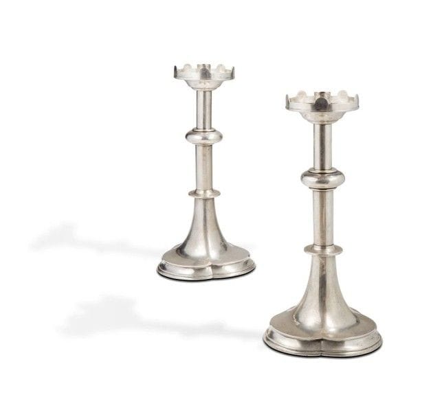 Paire de chandeliers en argent fondu, la base ronde trilobée à ressaut, le fût ceinturé de trois bagues à distance égale. Il est terminé par un cercle crénelé surmonté d'une bobèche.
Poinçon de titre: 900
Travail étranger du XXe siècle
Poids: 2867,40 g
Hauteur: 33,5 cm