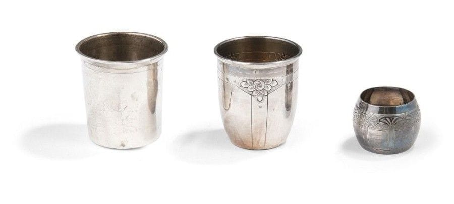 Lot de deux timbales droite en argent (en l'état), on y joint un rond de serviette en argent et une boîte en métal.
Poinçon minerve
Poids: 188,70 g