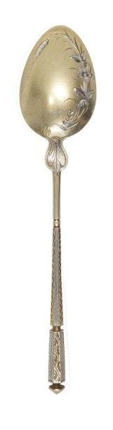 Douze petites cuillers en vermeil, le cuilleron gravé d'un épi de blé fleuri, le manche à pans ciselés de décors géométriques sur fond amati.
Poinçon minerve
Orfèvre en toutes lettres: E. MAITREAU O.P
Poids: 207,66 g