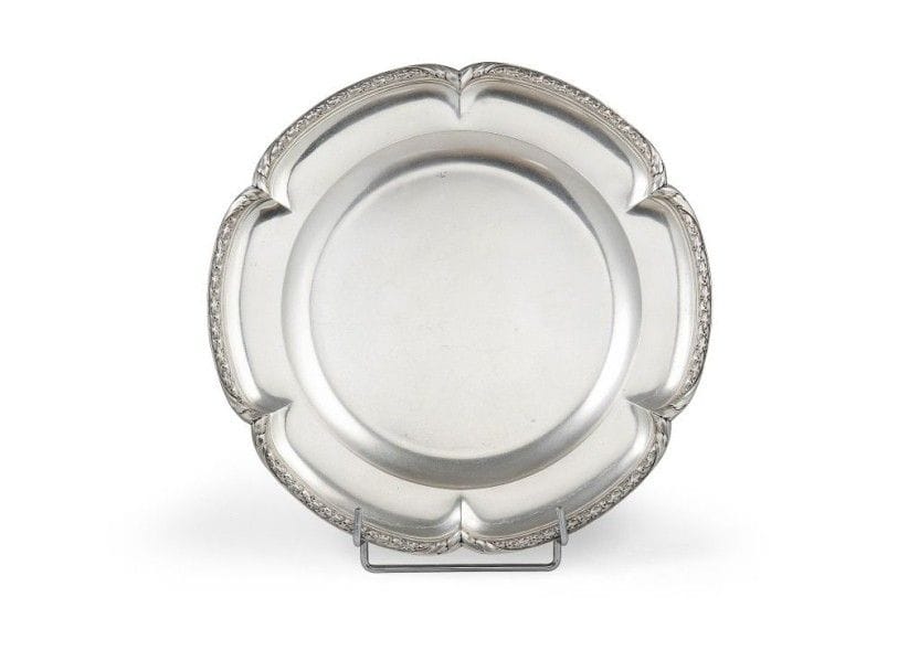 Plat semi-creux rond à six côtes pincées, la bordure en chute de feuilles de laurier et feuilles d'acanthe à chaque retour.
Poinçon minerve
Orfèvre: PC et Cie et un marteau
Poids net: 1054,09 g
Diamètre: 32,5 cm