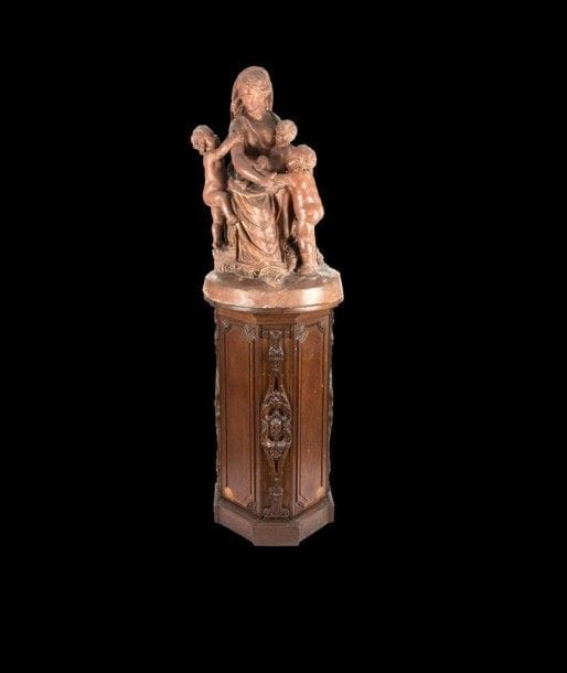 F Roucourt (actif en Lorraine et en Flandre dans le dernier tiers du XVIIIe siècle)
Allégorie de la Charité
Groupe en terre cuite patinée
Signé et daté au dos, sur une pierre: 1794 /
Roucourt
Haut: 87 cm, Diam.: 53 cm
(petites épaufrures visibles)
Base octogonale en bois à patine brune, mouluré et orné d'ornements sur les pans coupés.
H. base: 97 cm