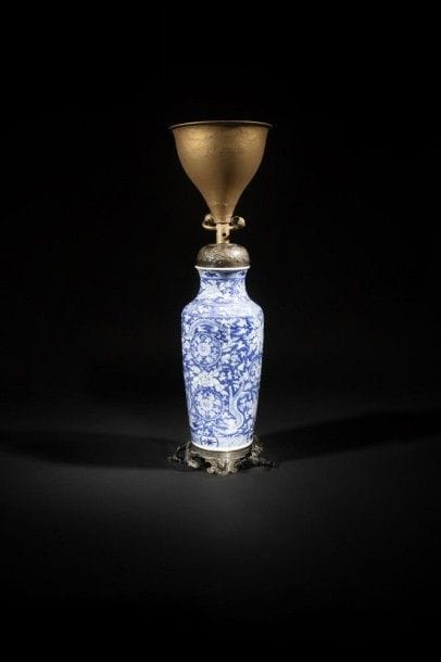 Grand vase en porcelaine de Chine bleu et blanc à monture de bronze figurant un dragon et une tortue; (monté en lampe).
XIXe siècle
H.: 60 cm