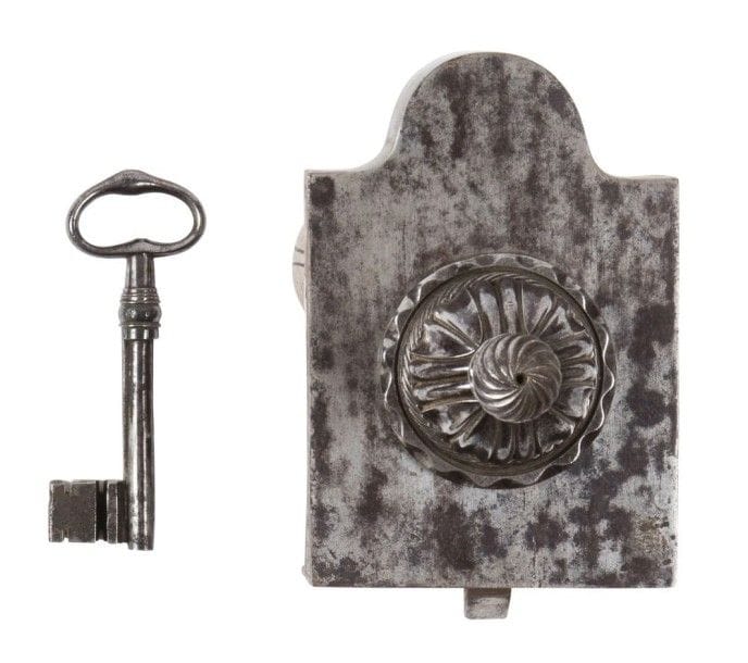 Serrure et sa clé en acier, en chapeau de gendarme, le bouton godronné.
XVIIIe siècle.
L: 18 cm