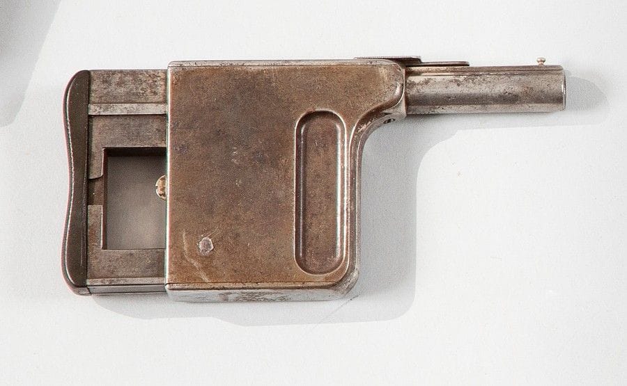 Pistolet de poche à répétition manuelle « le Gaulois n°1 », cinq coups, calibre 8 mm. 
Canon rond marqué. Plaquettes de paume en ébonite quadrillé.
A.B.E. (Piqûres).