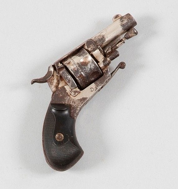 Petit revolver type Bulldog six coups, calibre 6 mm.
Canon rond. Carcasse marquée de la manufacture d’armes de Saint-Etienne. Plaquettes de crosse en ébène.
E.M. (Oxydation). Finition nickelée.