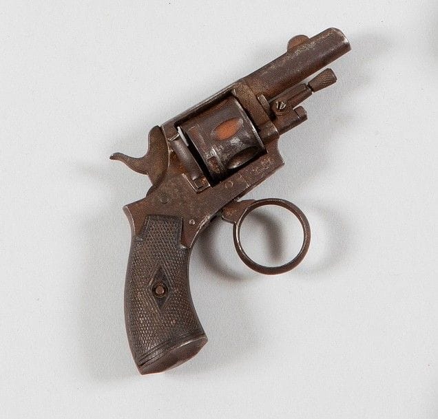 Petit revolver Bulldog, six coups, calibre 320. 
Détente anneau. Plaquettes de crosse en matière synthétique quadrillée.
A.B.E.