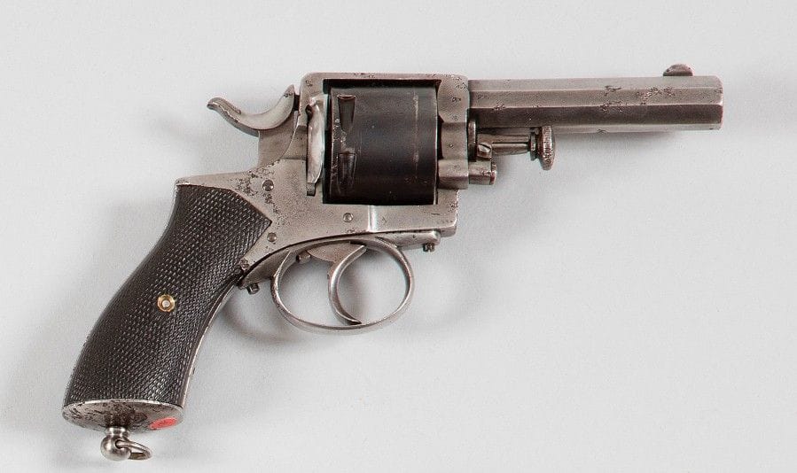 Revolver type Bulldog, six coups, calibre 380. Canon à pans.
A.B.E. (Piqûres).