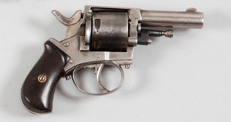 Revolver British Bulldog, six coups, calibre 320.
Canon rond. Carcasse marquée « British Bulldog ». Détente pliante. Plaquettes de crosse en ébène quadrillé. Baguette en fer. 
B.E. (Reste de bleuie).