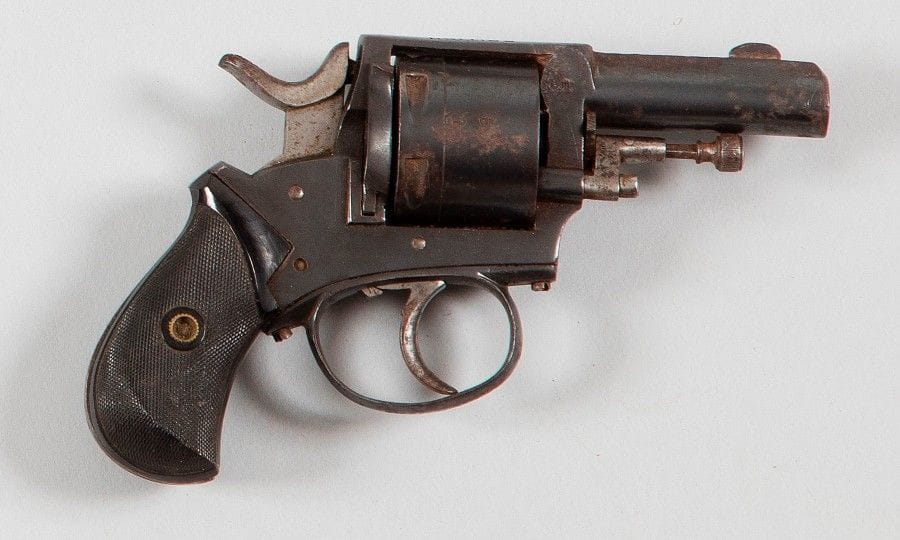 Revolver British Bulldog, six coups, calibre 380 D.A.
Canon rond. Carcasse fermée. Plaquettes de crosse en ébène quadrillé. Poinçon de Liège.
A.B.E. Finition bleuie (petites traces d’oxydation).
Dans un étui en cuir.