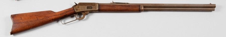 Carabine Marlin modèle 74, calibre 44-40.
Canon rond. Crosse en noyer ciré (fêle).
Bon marquage (petites piqûres).
Catégorie D-2 (arme de collection).
