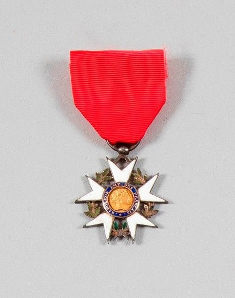 FRANCE
ORDRE DE LA LÉGION D’HONNEUR, institué en 1802.
Étoile de chevalier du Ier type, « à grosse tête ». 
En argent, centre en deux parties en or et émail (petits éclats). Ruban postérieur. 
Ht : 3,4 cm - Poids brut : 12 g
T.B.
Provenance : Famille LEBOUCHER