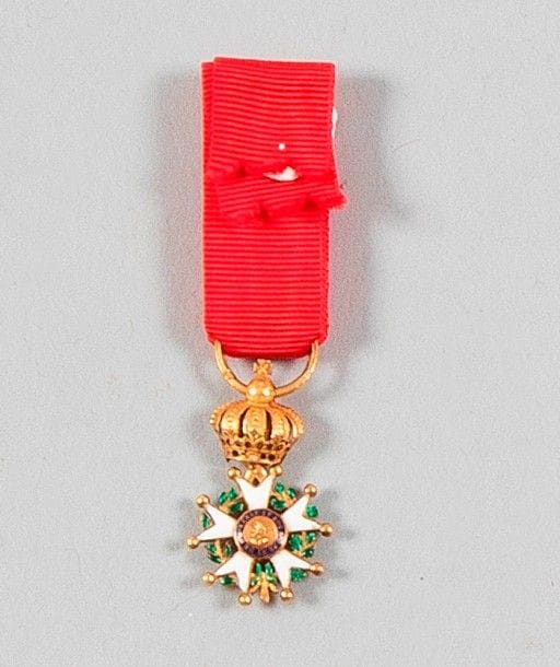 FRANCE
ORDRE DE LA LÉGION D’HONNEUR, institué en 1802.
Étoile d’officier du IVe type modifiée sous la Restauration en miniature.
Or et émail (infimes cheveux et éclats). Anneau cannelé, poinçon tête de coq (1809-1819). Ruban postérieur. 
Ht : 2,5 cm - Poids brut : 4 g 
T.T.B. 
Provenance : Famille LEBOUCHER